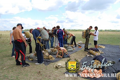 облачение в парашютное снаряжение